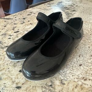 DANSHUZ - Size 13.5 - Black patent strap tap dance shoes (children’s)